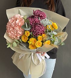 Композиция "Лиссабон" из роз, гортензии и хризантем