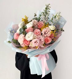 Букет "Небесная гармония" из роз, лизиантусов, дельфиниума и мимозы