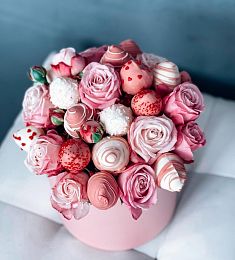 Клубничный бокс с цветам "Fantasy" из клубники в шоколаде и спрей роз