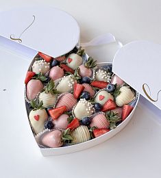 Клубничный бокс "Крылья любви" S клубника в итальянском шоколаде