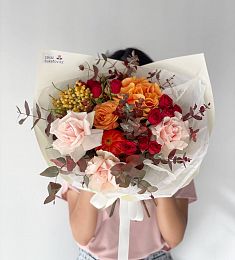 Композиция  "Оутень" из роз, мимозы и кукурбиты