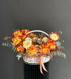 Композиция "Sunny September" из роз, папоротника и кукурбиты