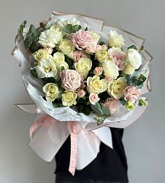Букет "Согревающий сюрприз" из роз, лизиантусов и эвкалипта