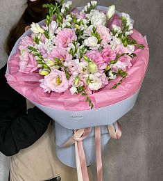 Букет "Фимиам" из фрезии и лизиантусов