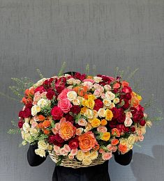 Цветочная корзина "Оранж" с розами и спрей розами