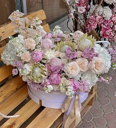 Цветочная композиция "Самия" (размер XXL) из гортензий, протей, маттиолы и орхидей