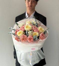 Букет "Изольда" из роз, лизиантусов и эвкалипта