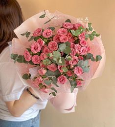 Букет "Амелия" из спрей роз и эвкалипта