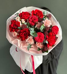 Композиция "Sorrel" из роз, гвоздик и эвкалипта