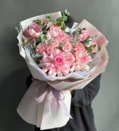 Композиция "Волшебная россыпь" из гвоздик, роз и пионов с эвкалиптом