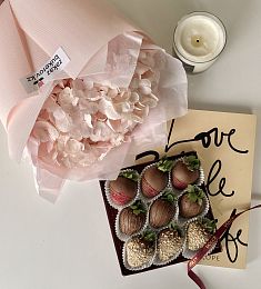 Сет "Гортензия и клубника" моно букет из гортензии и коробочка клубники в шоколаде