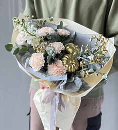 Букет "Великолепие" из гвоздик, матиоллы,  кукурбиты и гипперикума