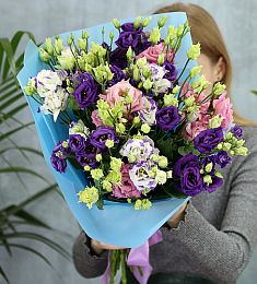 Букет из 25 лизиантусов в оформлении микс