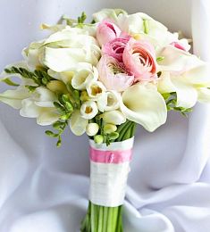 Букет невесты "Лучшей из лучших" из фрезий, Ранункулюсов и  калл