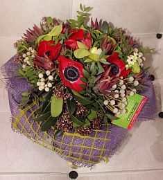 Композиция "Изысканный вечер" из анемонов, орхидей, брунии и скиммии