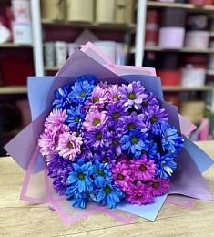 Букет из 7 ярких кустовых хризантем