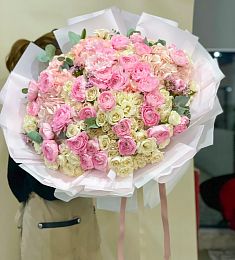 Букет "Жема" с гортензией, розами и ранункулюсами