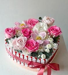 Композиция "Sezim". Роза, хризантема, тюльпан и kinder шоколад в коробке