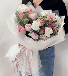 Композиция "Весеннее вдохновение" из гвоздик, роз и пионов