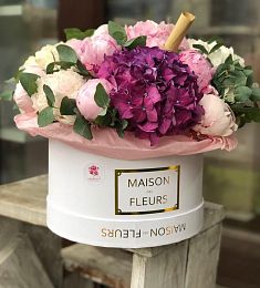 Композиция в коробке "Кристин" из пионов, гортензий и эвкалипта