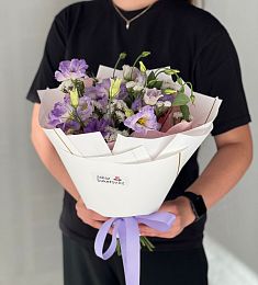 Букет “Лавали” из лизиантусов и статицы