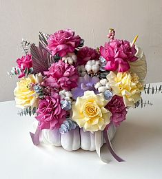 Композиция в тыкве "Лило" из роз, антуриума и сухоцветов