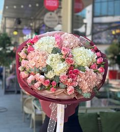 Букет "Сен-тропе" из гортензий и спрей роз