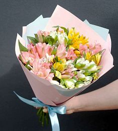 Букет из 11 ярких альстромерий микс в розовом оформлении
