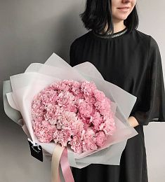 Букет из 35 розовых гвоздик в нежном оформлении