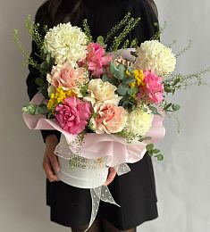 Композиция "Michelin" из роз, мимозы и хризантем