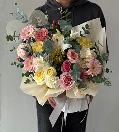 Композиция "Romain" из роз, гербер, лилий и мимозы