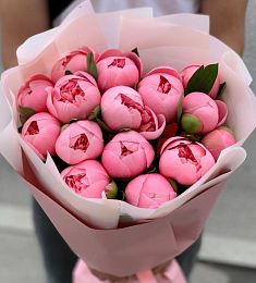 Букет из 15 розовых  пионов в оформлении