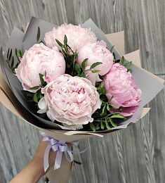 Букет из 5 пионов с фисташкой