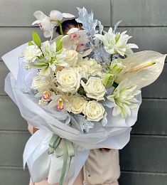 Букет "Натюрморт" из роз, лилий, Орхидей и Антуриума 