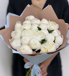 19 белых пионов в оформлении