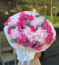 Букет "Верона" из гортензий и спрей роз