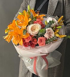 Композиция "Chromatic" из роз, лилий и эвкалипта