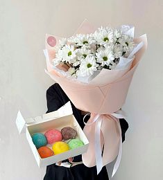 Сет "Моти + хризантемы" букет ромашковидных хризантем и пирожные