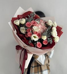 Композиция "Цветочное волшебство" из гортензии, лизианатусов и пионовидных роз