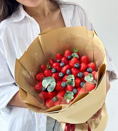 Клубничный букет "Миледи" M из свежей клубники с голубикой и эвкалиптом