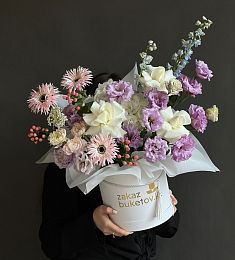 Композиция "MysticPetal" из роз, лизиантусов, гербер, ранункулюсов и дельфиниума 