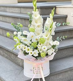 Букет "Happiness" из гладиолусов и лизиантусов