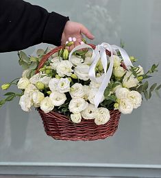Корзинка с 25 белыми лизиантусами