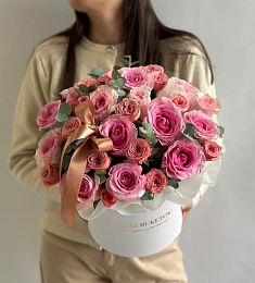 Композиция "Pink garden" из роз и эвкалипта в коробке