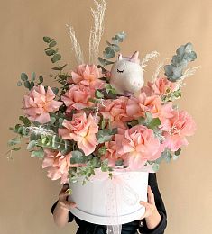 Композиция "Милена"  из роз, папоротника и эвкалипта с единорогом