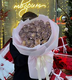 Букет "Gwendolyn" из роз в оформлении