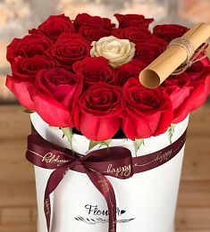 25 красных  роз в коробке