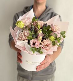 Композиция "Магия момента" из гиацинтов и лизиантусов