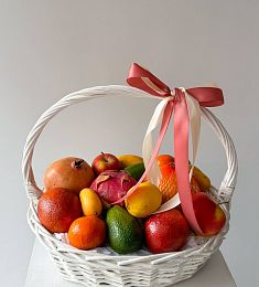 Корзина "Фрутти" с тропическими фруктами в ассортименте