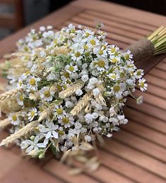 Букет невесты "Левия" из гипсофилы, ромашки и колосков